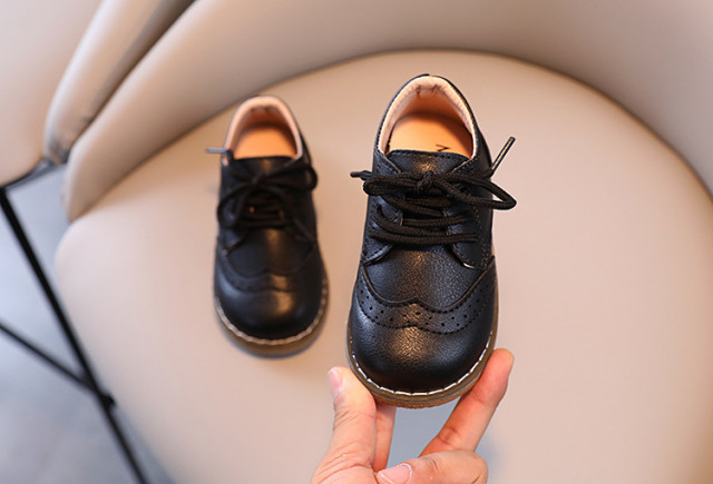 Pantofi negri cu sireturi pentru baietei (Marime Disponibila: Marimea 29)