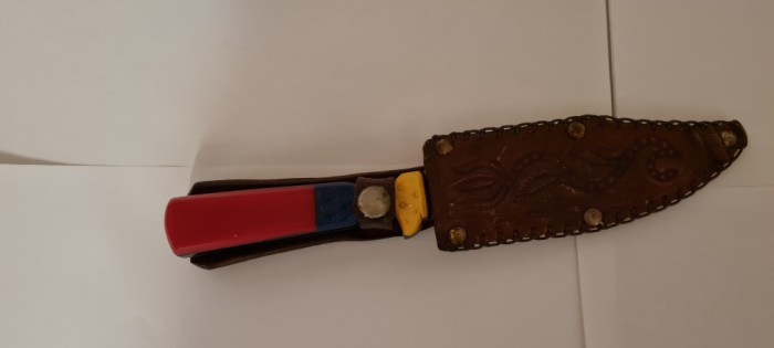 Cutit cu teaca din piele