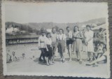 Elev militar cu tinere la strand// fotografie perioada interbelica