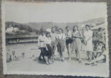 Elev militar cu tinere la strand// fotografie perioada interbelica, Romania 1900 - 1950, Portrete