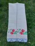 Prosop stergar vechi taranesc de canepa, brodat de mana model cu flori de trandafir, 58cm latime x 120cm lungime