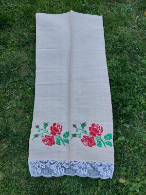 Prosop stergar vechi taranesc de canepa, brodat de mana model cu flori de trandafir, 58cm latime x 120cm lungime foto
