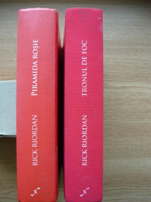 RICK RIORDAN - CRONICILE FAMILIEI KANE - 2 volume ( PIRAMIDA ROSIE / TRONUL DE FOC ) - 2014 foto