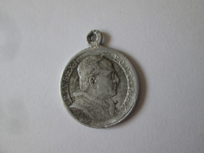 Medalion/pandantiv religios catolic Papa Pius XI din anii 30 foto