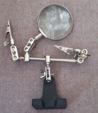 Dispozitiv de fixare cu lupa mobila şi 2 cleme crocodil pentru prindere
