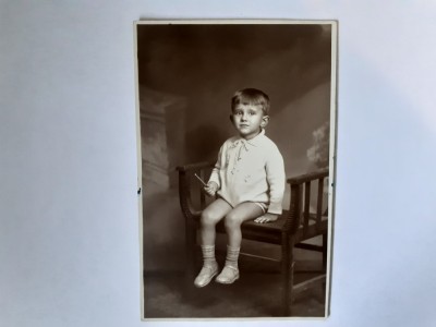 Carte poștală cu băiat din Rom&amp;acirc;nia st&amp;acirc;nd pe scaun foto