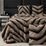 Cumpara ieftin Patura de lux cu fermoar din blana artificala de nurca 200x230cm+2 fete de perna 50x50cm,maro cu negru-F054