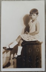 Fetita sezand pe o masuta brancoveneasca// Fotografia Artistica A. Papacostea Bucuresti foto