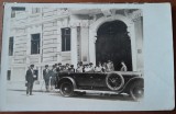 Fotografie tip carte postala, grup de tineri in Bucuresti, perioada interbelica