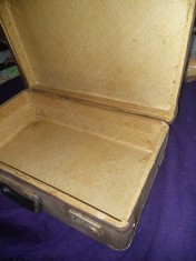 geamantan tip valiza veche perioada Ceausista,valiza cu incuietori,superb necuratat,dim.50cm/29 cm/16 cm