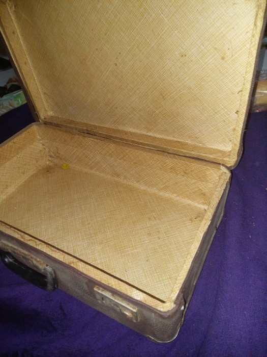 geamantan tip valiza veche perioada Ceausista,valiza cu incuietori,superb necuratat,dim.50cm/29 cm/16 cm