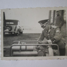 Fotografie originala 60 x 45 ofiter nazist anii 40/autoturism Mercedes fundal