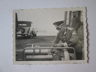 Fotografie originala 60 x 45 ofiter nazist anii 40/autoturism Mercedes fundal foto