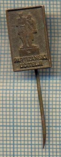 Y 241 INSIGNA - PARTIZANSKI UCITELJI -PARTIZANI -IUGOSLAVIA -PENTRU COLECTIONARI