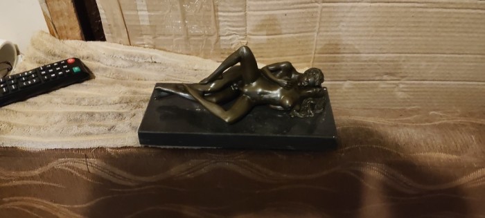 Statueta nud deosebita