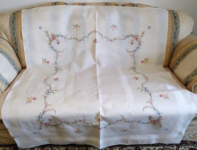 Fata de masa Vintage din bumbac cu broderie manuala in cruciulite foto