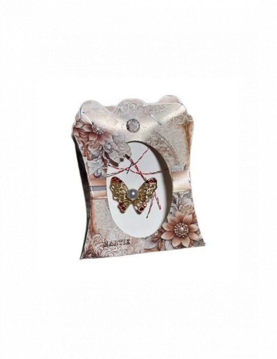 Martisor tip brosa cu model fluturas cu perla alba si trandafir din sapun pentru 1 si 8 martie