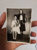 Fotografie veche anii 70 poza de la nunta cu mireasa si un nuntas femeie in costum popular din Maramures, 7x10cm, alb-negru