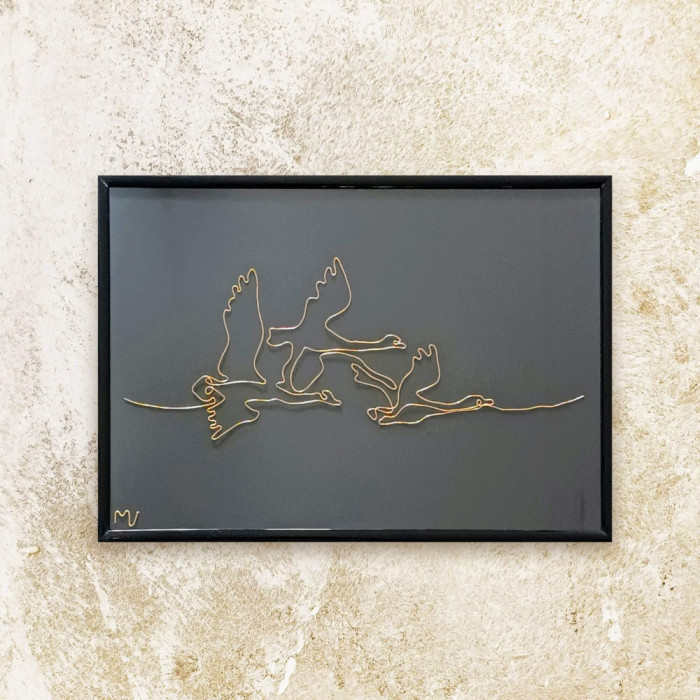 Tablou pasari in zbor, sculptura din fir continuu de sarma placata cu aur, 22&times;31 cm