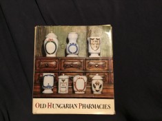 Carte limba engleza Old Hungarian Pharmacies ( Farmacii vechi Unguresti ) de Livia Nekam anul 1971 !