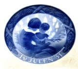 Royal Copenhagen _ Craciun 1931 farfurie decorativa in relief portelan Danemarca diametru 175 mm alabstru cobalt Mama si Copilul