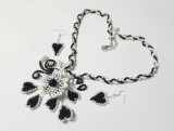 Set bijuterii unicat negru si alb, flori si inimi, colier si cercei