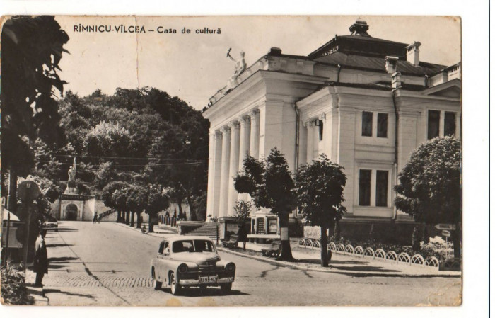 CPI B 10833 CARTE POSTALA - RAMNICU VALCEA. CASA DE CULTURA, MASINA DE EPOCA