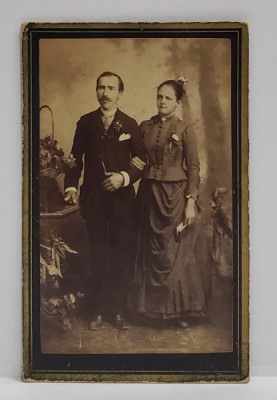 FOTOGRAFIE C.D.V. , STUDIO MAX SCHWARZ , BUCURESTI , CUPLU IN STUDIO , SFARSITUL SEC. XIX foto