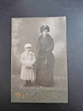Fotografie pe carton, mama si copil, perioada interbelica