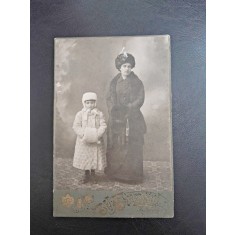 Fotografie pe carton, mama si copil, perioada interbelica