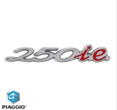 Sigla scris "250 ie&rdquo; torpedo originala Vespa GTS 250 ie ABS Euro 3 (05-16) - Vespa GTS 250 ie Super (08) 4T LC 250cc - montaj pe usita