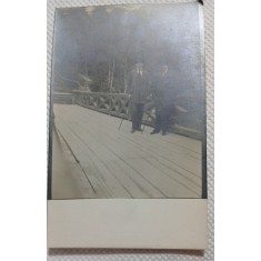 Fotografie tip Carte postala, Doi barbati la munte pe un podet, perioada interbelica