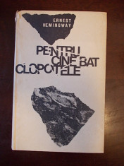 PENTRU CINE BAT CLOPOTELE-ERNEST-HEMINGWAY-CARTONATA-R4A foto