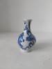 Vaza ceramica portelan alb cu motive asiatice albastre, Made in China, vintage,10 cm inaltime