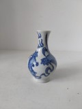 Vaza ceramica portelan alb cu motive asiatice albastre, Made in China, vintage,10 cm inaltime