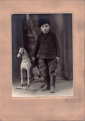 PM386N Băiat cu căluț de jucărie, studio Schwarz Aurelia, Cluj, perioada interbelică foto