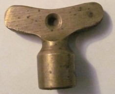 GE - Cheie veche bronz pentru ceas cu pendul pendula, probabil manufacturata / orificiu de sectiune patrat cu L: 7 mm / fara marcaje / Stare!