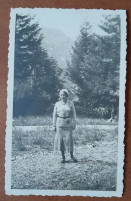Fotografie, Stella, mama lui Geo Litarczek, parintele radiologiei romanesti, la Busteni, 1931 foto