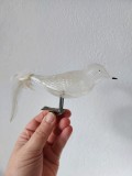 Ornament vintage / vechi, de Crăciun, &icirc;n formă de pasăre, din sticlă transparentă, cu o clemă de fixare și o coadă de pană, cca 11cm x 7cm