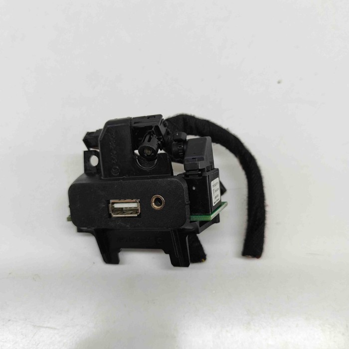 Port USB/AUX-In PORSCHE CAYENNE 92A 2011 OEM: 7PP035727B,7PP.035.727.B | 30026704