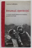 DRUMUL SPERANTEI , O CRONICA A COLONIEI ALBANEZE DIN ROMANIA , POVESTITA DE EA INSASI de MARIUS DOBRESCU , 2005 , DEDICATIE *