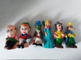 Lot 6 jucarii de cauciuc - Pinocchio si celelalte personaje din cartea / desenul animat PInocchi - Geppetto, greierele, zana, cu piuitoare