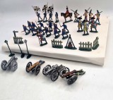 lot jucarii din plumb picatate manual : 24 soldati, figurine + 4 tunuri + 8 accesorii figurine din plub jucarii