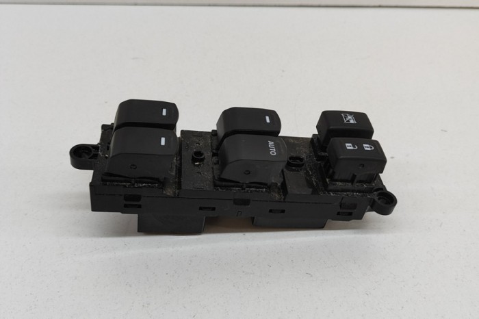 Buton geam ușă dreapta față SUZUKI SX4 S-Cross JYB 2023 OEM: 37990-61M41 26680950
