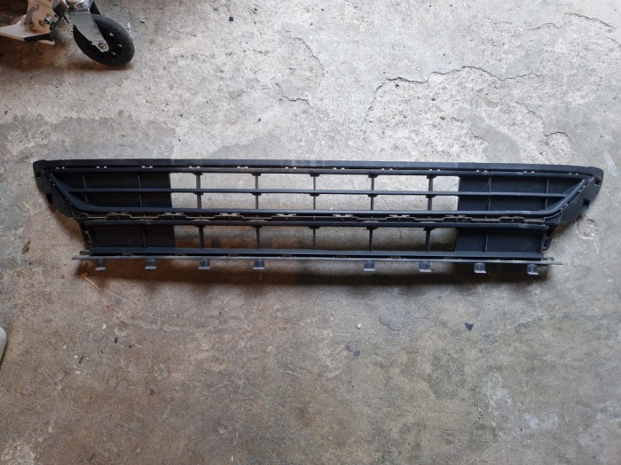 Grilă mijloc bară față VW Polo 2021