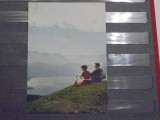 GERMANIA - PERECHE DE TINERI PE MUNTE ADMIRIND PRIVELISTEA DIN VALE - CIRCULATA