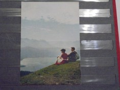 GERMANIA - PERECHE DE TINERI PE MUNTE ADMIRIND PRIVELISTEA DIN VALE - CIRCULATA