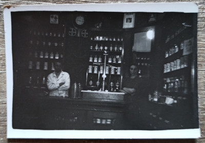 Traian Aiteanu in interiorul farmaciei omonime, Caracal anii &amp;#039;30// fotografie foto