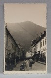 BRASOV , STRADA CU MAGAZINE , FOTOGRAFIE TIP CARTE POSTALA , STUDIO KLEIN ,BRAILA , MONOCROMA, NECIRCULATA , DATATA IULIE 1933