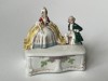 Bomboniera din portelan vechi german prevazuta cu capac avand doua personaje de epoca, marcaj 20369, Decorative